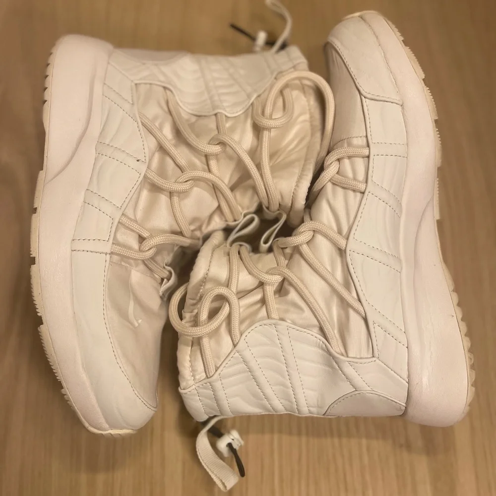 NIKE Tanjun High Rise Boots in White Size 8.5